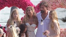 Denise Richardsová si v Malibu vzala svého partnera Aarona Phyperse (8. 9....