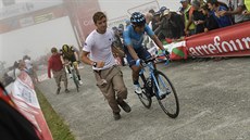 Kolumbijský cyklista Nairo Quintanapo projetí cílem 17. etapy Vuelty. Kolumbijský cyklista Nairo Quintanapo projetí cílem 17. etapy Vuelty.
