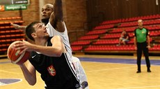 Ondřej Peterka (v černém dresu) z Hradce Králové zakončuje kolem Eugena... Ondřej Peterka (v černém dresu) z Hradce Králové zakončuje kolem Eugena...