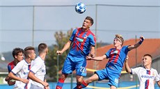 Plzeňští fotbalisté do devatenácti let (v červenomodrém) vstoupili na hřišti v... Plzeňští fotbalisté do devatenácti let (v červenomodrém) vstoupili na hřišti v...
