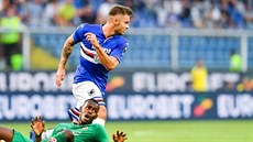 Karol Linetty (nahoře) ze Sampdorie Janov se zbavil Edmilsona Fernandese z... Karol Linetty (nahoře) ze Sampdorie Janov se zbavil Edmilsona Fernandese z...