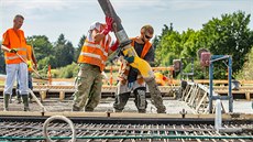 Stavbaři betonovali mostovku na novém přemostění Orlice ve Svinarech... Stavbaři betonovali mostovku na novém přemostění Orlice ve Svinarech...