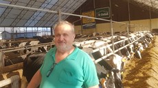 Jaroslav Lád konstatuje, že kravám dlouhodobé teplo vadí, kvůli němu méně žerou... Jaroslav Lád konstatuje, že kravám dlouhodobé teplo vadí, kvůli němu méně žerou...