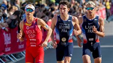 Španělský triatlonista Mario Mola (vlevo) Španělský triatlonista Mario Mola (vlevo)