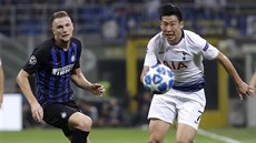 Tottenhamský ofenzivní záloník Son Heung-min prchá Milanu kriniarovi,...