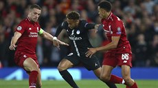 MEZI DVA. Pařížská superstar Neymar kličkuje mezi liverpoolskými protihráči... MEZI DVA. Pařížská superstar Neymar kličkuje mezi liverpoolskými protihráči...