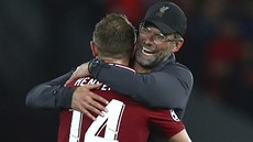 JSEM NADŠEN! Liverpoolský trenér Jürgen Klopp po vítězství nad Paříží objímá... JSEM NADŠEN! Liverpoolský trenér Jürgen Klopp po vítězství nad Paříží objímá...