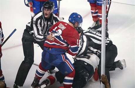 AGRESOR. Montrealský hokejista Max Domi (zády) je odstrkován rozhodím od...