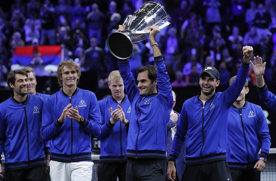Roger Federer drí nad hlavou trofej pro vítze Laver Cupu.
