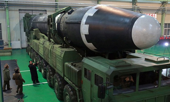 Severokorejský vdce Kim ong-un si prohlíí raketovou balistickou stelu...