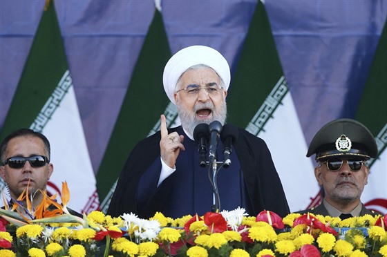 Íránský prezident Hasan Rúhání na vojenské pehlídce v Ahvázu. (22. záí 2018)