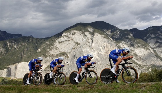 Tým Quick-Step Floors bhem asovky na mistrovství svta v Innnsbrucku.