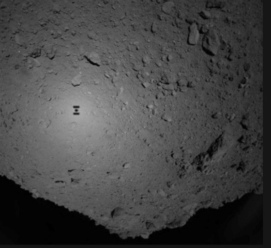 Sonda se blíí k asteroidu Ryugu.