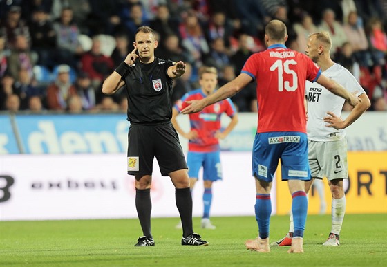 Pavel Julínek bhem utkání Plzn se Spartou