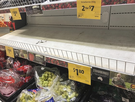 Jahody u v obchodech nejsou. Regály v supermarketech v australském Brisbane...