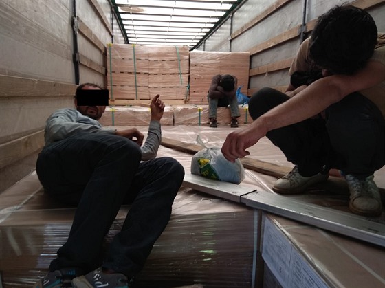 V nákladovém prostoru kamionu se skrývali tyi nelegální migranti.