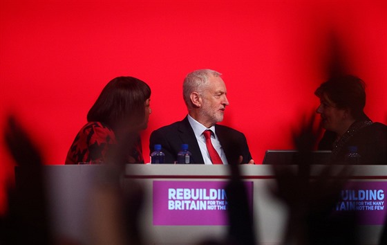 Pedseda labourist Jeremy Corbyn se stínovou ministryní zahranií Emily...