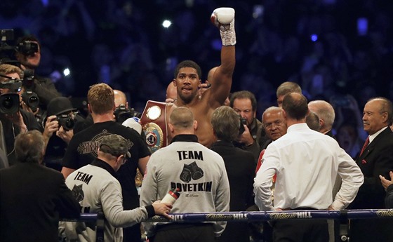 Britský boxer Anthony Joshua (vpravo) slaví po souboji s Rusem  Alexandrem...