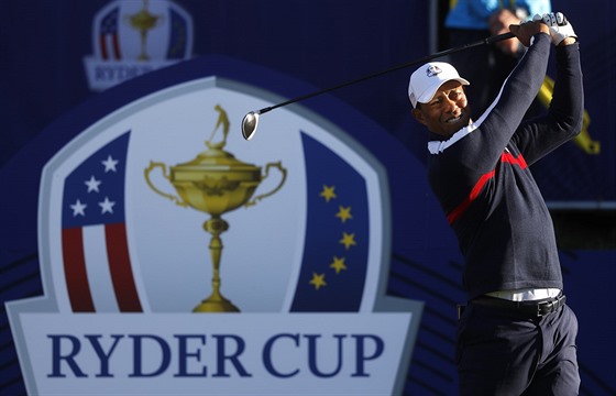 Tiger Woods pi tréninku na Ryder Cup na hiti Le Golf National u Paíe.