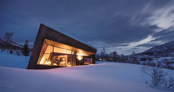 Horská chata Black Lodge v lesundu v Norsku vypadá jako zapomenutý kámen na...