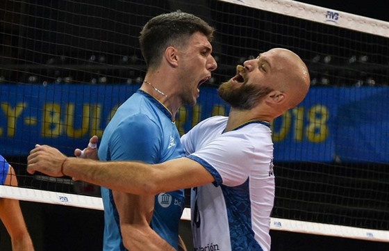 Argentintí volejbalisté Facundo Conte (vlevo) a  Alexis Gonzalez a jejich...