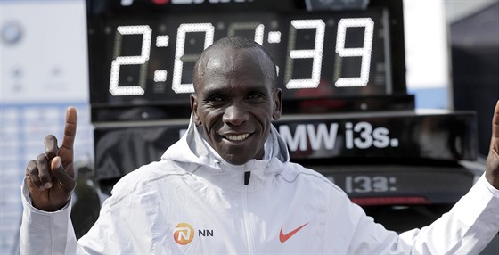 MARATONSKÝ KRÁL. Keský vytrvalec Eliud Kipchoge zabhl v Berlín nejlepí as...