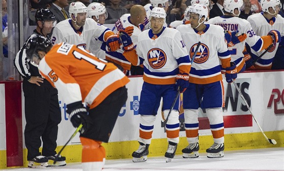 eský útoník ve slubách New York Islanders Jan Ková (uprosted) slaví se...