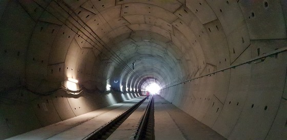 elezniní tunel ml propojit tehdejí eskoslovensko s Jaderským moem. Ilustraní snímek