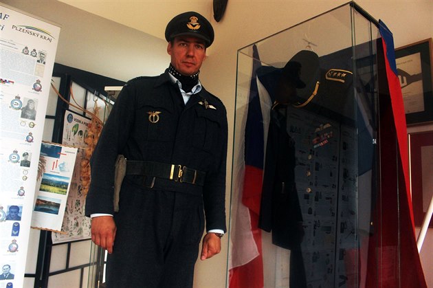 Daniel vec stojí u vitríny s uniformou, která patila Josefu Prokopcovi.