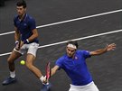 Roger Federer (vpravo) a Novak Djokovi bhem tyhry v Laver Cupu