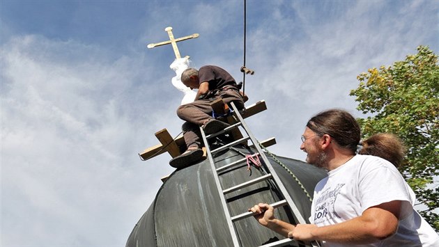 Usazování zrestaurovaného kříže na jednu z věží chrámu svaté Olgy ve... Usazování zrestaurovaného kříže na jednu z věží chrámu svaté Olgy ve...
