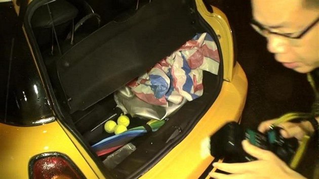 Policie v kufru auta objevila cvičební míč, který pachatel napustil jedovatým... Policie v kufru auta objevila cvičební míč, který pachatel napustil jedovatým...