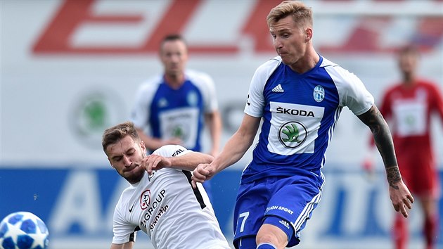 Petr Mareš z Mladé Boleslavi (vpravo) bojuje o míč s Markem Havlíkem ze... Petr Mareš z Mladé Boleslavi (vpravo) bojuje o míč s Markem Havlíkem ze...