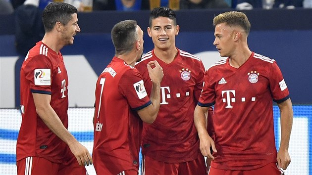 Fotbalisté Bayernu Mnichov oslavují gól Jamese Rodrigueze (třetí zleva) Fotbalisté Bayernu Mnichov oslavují gól Jamese Rodrigueze (třetí zleva)