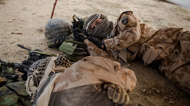 Čeští vojáci při kurzu přežití v afghánské poušti Čeští vojáci při kurzu přežití v afghánské poušti