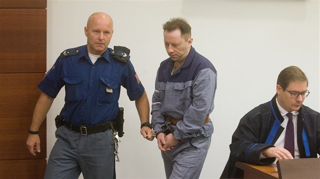 Václav Matouš u krajského soudu v Liberci. (25. září 2018) Václav Matouš u krajského soudu v Liberci. (25. září 2018)