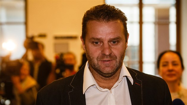 Komunista Zdeněk Ondráček přichází na jednání mandátového a imunitního výboru Komunista Zdeněk Ondráček přichází na jednání mandátového a imunitního výboru