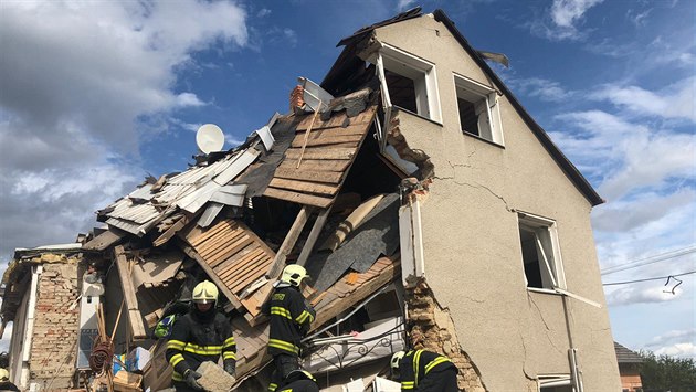 Exploze zničila rodinný dům v Mostkovicích na Prostějovsku. Uvnitř zemřel jeden... Exploze zničila rodinný dům v Mostkovicích na Prostějovsku. Uvnitř zemřel jeden...