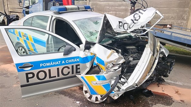 Muž v kradeném voze v Hradci Králové čelně narazil do policejní hlídky. (25.... Muž v kradeném voze v Hradci Králové čelně narazil do policejní hlídky. (25....