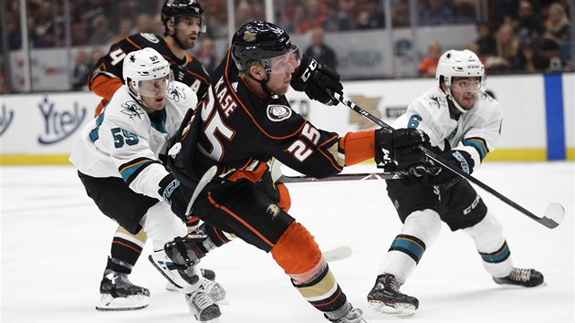 Ondřej Kaše z Anaheimu pálí v utkání proti San Jose. Ondřej Kaše z Anaheimu pálí v utkání proti San Jose.