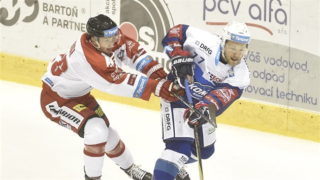 Aleš Jergl z Olomouce (vlevo) napadá Jana Štencela z Komety Brno. Aleš Jergl z Olomouce (vlevo) napadá Jana Štencela z Komety Brno.