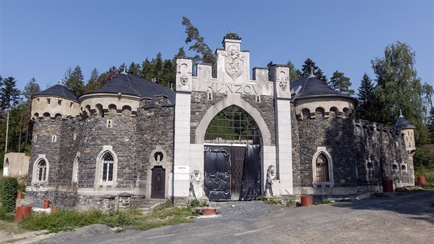 Hrádek Kunzov na Přerovsku, který si jako sídlo postavil mezi lety 1907 a 1908... Hrádek Kunzov na Přerovsku, který si jako sídlo postavil mezi lety 1907 a 1908...