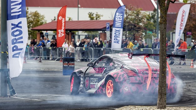 U olomouckého obchodního centra Olympia soupeřili závodníci v driftingu, kdy je... U olomouckého obchodního centra Olympia soupeřili závodníci v driftingu, kdy je...