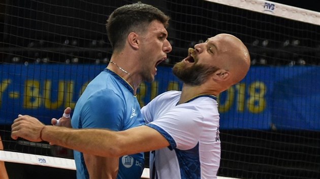 Argentinští volejbalisté Facundo Conte (vlevo) a Alexis Gonzalez a jejich... Argentinští volejbalisté Facundo Conte (vlevo) a Alexis Gonzalez a jejich...