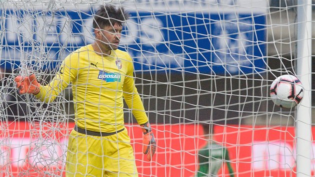 Plzeňský brankář Matúš Kozáčik loví balon ze sítě po obdrženém gólu od Jablonce. Plzeňský brankář Matúš Kozáčik loví balon ze sítě po obdrženém gólu od Jablonce.