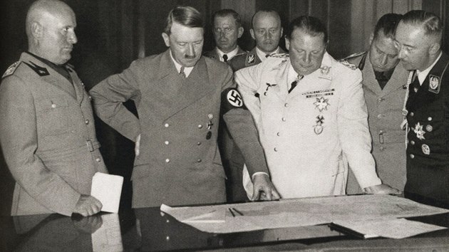 Uspokojení diktátorů nad mapou Československa s odtrženým územím. Uspokojení diktátorů nad mapou Československa s odtrženým územím.