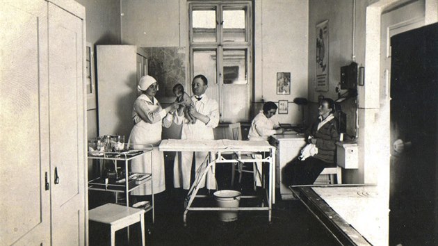 V ordinaci dětského lékaře, 1926. V ordinaci dětského lékaře, 1926.
