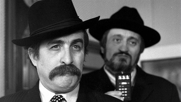 Július Satinský a Milan Lasica ve filmu Srdečný pozdrav ze zeměkoule (1982) Július Satinský a Milan Lasica ve filmu Srdečný pozdrav ze zeměkoule (1982)