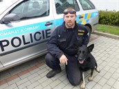 Psovod Jan Mol s fenou Waomi, která vypátrala v močálu ztraceného muže. Psovod Jan Mol s fenou Waomi, která vypátrala v močálu ztraceného muže.