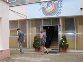Do přerovské mateřské školy v ulici U Tenisu, na jejíž budově se objevily... Do přerovské mateřské školy v ulici U Tenisu, na jejíž budově se objevily...
